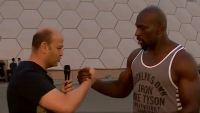 عمرو أديب يتحدى مصارعا عالميا على الهواء