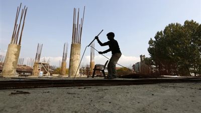 زعيم ولاية هندية ينقل العمال المهاجرين من كشمير بعد أعمال العنف