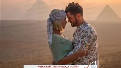 بلقطات رومانسية.. كاتي بيري تحتفل بعيد ميلادها الـ 35 أمام الأهرامات