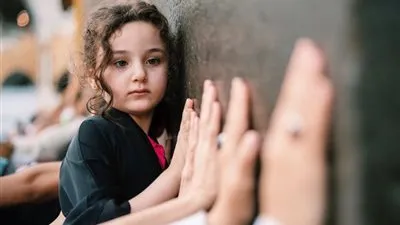 صورة عفوية لطفلة بالكعبة تبهر زوار معرض 