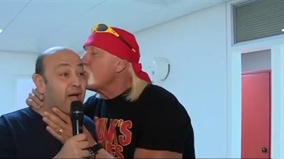 هالك هوجان يقبل عمرو أديب.. ويوجه رسالة للمصريين: 