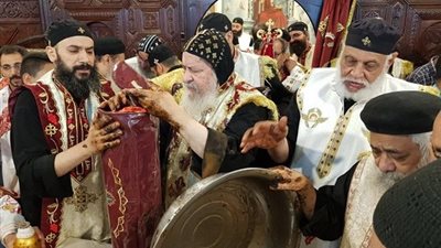 الأنبا شاروبيم يطيب رفات الشهيد مارجرجس بديره في المحروسة