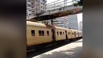 شاهد.. شابان يقفزان على ظهر قطار 