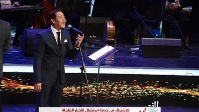 مدحت صالح يلهب حماس الجمهور بأغانيه المتميزة في حفله بـ