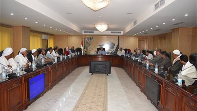 محافظ الفيوم يلتقي عددا من أهالي دار السلام لبحث مشاكلهم  