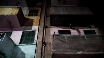 عاجل.. ميل عقار مأهول بالسكان بسبب أعمال حفر وبناء في دمنهور (صور)