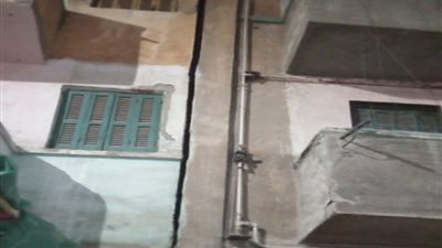 شاهد.. لحظة ميل عقار دمنهور المأهول بالسكان