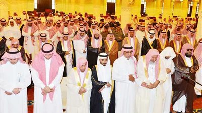 أمير الرياض يؤدي صلاة الميت على والدة الأمير خالد بن سعد بن محمد