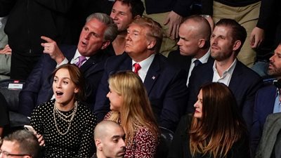 شاهد.. ترامب يتعرض لموقف محرج خلال مباراة لفنون القتال المختلطة  