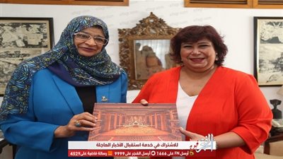 تفاصيل لقاء وزير الثقافة ورئيس الأوبرا السلطانية العمانية (صور)  