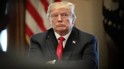 نيويورك تايمز: ترامب لا يحب ارتداء نظارته علنا ويقوم بإملاء مساعده 