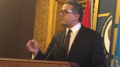 العناني يفتح النار على المتاجرين بالآثار