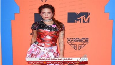 إطلالة وردية أنيقة للمغنية 