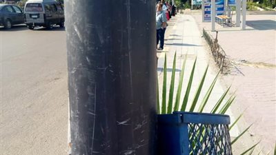 قبل نوة المكنسة.. عزل أعمدة الإضاءة بأبواب بلاستيكية في الإسكندرية (صور)