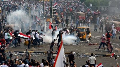 كيف عبر المتظاهرون بالعراق عن غضبهم من التدخلات الإيرانية في شئون بلادهم؟