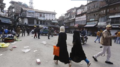 مقتل شخص وإصابة 34 إثر هجوم بقنبلة يدوية في كشمير