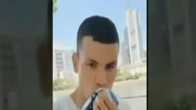 شاهد.. مواطن تونسي يقبل علم إسرائيل ويوجه التحية إلى المعزول مرسي