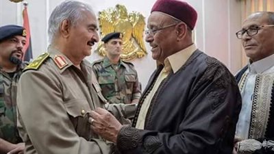 خليفة حفتر يلتقي المشايخ والأعيان لقبائل مدينة إجدابيا