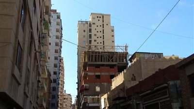 عقار مخالف يشوه مسجد 