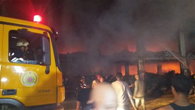 إصابة 4 عمال خلال مشاركتهم في إطفاء حريق مصنع قليوب (صور)