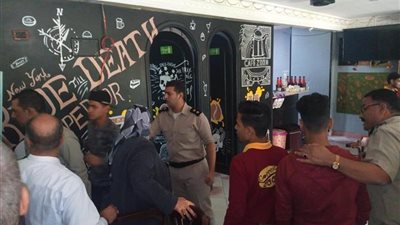 رئيس مدينة منيا القمح تضبط عددًا من الطلاب أثناء جلوسهم على أحد المقاهي