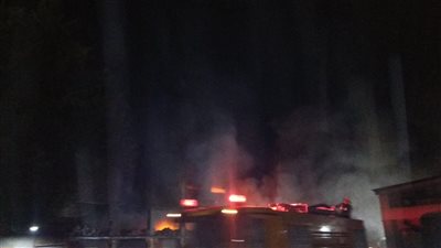 عاجل.. انهيار جزء من مبنى مصنع قليوب بسبب النيران (فيديو وصور)