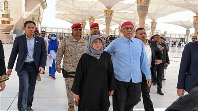 رئيسة سنغافورة تزور المسجد النبوي الشريف