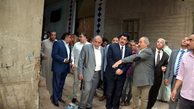 محافظ القليوبية يلتقى مواطني قرية الأحراز لحل مشاكلهم (صور)