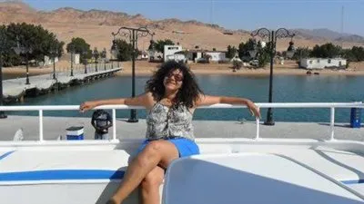 في مشهد مخل.. منى برنس تروي موقفا لها مع 