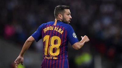 الكشف عن مدة غياب مدافع برشلونة