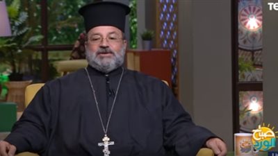 كاهن كنيسة دمياط عن توزيعه حلوى المولد: 