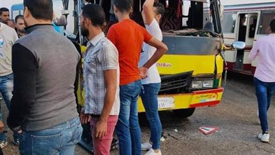 إصابة ١٩شخصا في تصادم أتوبيسين على طريق 