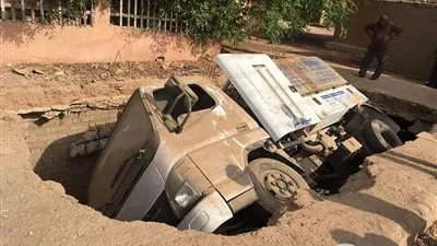 شاهد.. لحظة انتشال سيارة الصرف الصحي برأس غارب.. وشهود العيان خدق دفاع شعبي (فيديو وصور) 