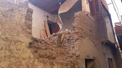 انهيار منزل في قنا وإصابة شاب في الحادث