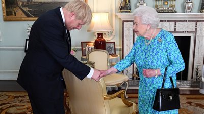 مفاجأة.. الملكة إليزابيث تعلن موقفها من إجراء انتخابات برلمانية مبكرة