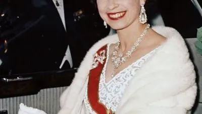 الملكة اليزابيث تعلن لأول مرة توقفها عن ارتداء الفرو الطبيعي 