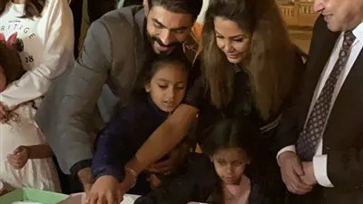 زوجة خالد سليم وأبنتيه يحتفلون بعيد ميلاده في بلاتوه التصوير 