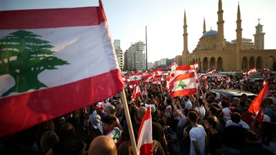 عاجل.. محتجون يغلقون مصرف لبنان بطرابلس