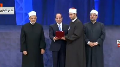 السيسي يكرم عددا من النماذج المشرفة التي أثرت الفكر الإسلامي