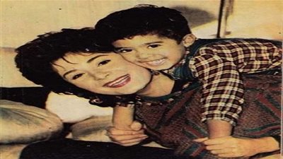 فيديو نادر وصورة.. هكذا كانت علاقة هالة فؤاد بنجلها هيثم أحمد ذكي