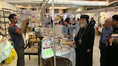 الأنبا مكاريوس يزور معرض الكتاب القبطي السابع (صور)
