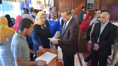 رئيس جامعة سوهاج يتابع سير الجولة الأولى لانتخابات اتحاد الطلاب 