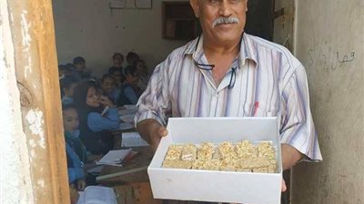 أقباط قنا يوزعون حلوى المولد النبوي على المسلمين (صور)