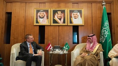 وزير الخارجية السعودي يستقبل نظيره بجمهورية لاتفيا في الرياض