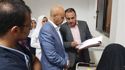 محافظ الشرقية يطمئن على حالة طفلة تعرضت للتعذيب من ذويها (صور)