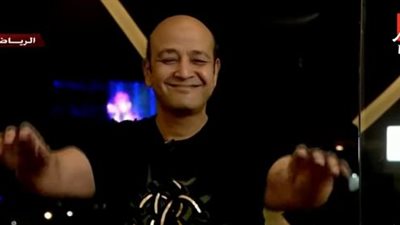 شاهد.. أديب يٌغني ويرقص على أغاني عمرو دياب بموسم الرياض (فيديو)