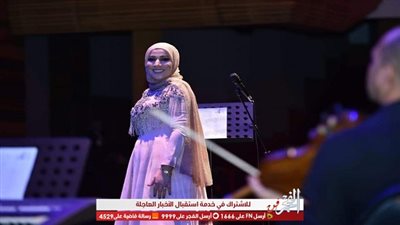 نداء شرارة بإطلالة بيضاء وتاج من الورد يزين رأسها (صورة)