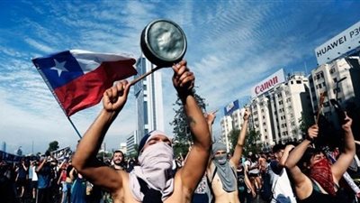 المتظاهرون يضرمون النار في جامعة بتشيلي