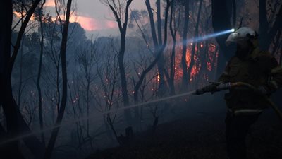 مصرع 3 أشخاص وفقدان 4 وتدمير 150 منزلا في حرائق الغابات باستراليا