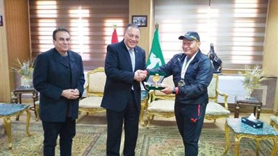 محافظ الشرقية يكرم بطل العالم للكيك بوكسينج (صور)